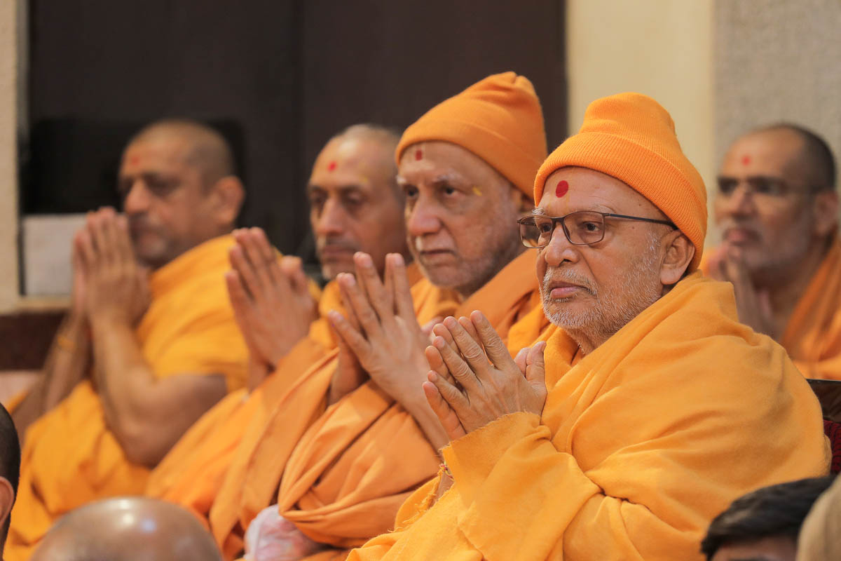 Pujya Ghanshyamcharan Swami and sadhus doing darshan of Swamishri