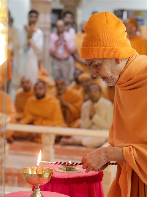 Swamishri lights a divo to commemorate Pramukh Swami Maharaj's centenary celebrations