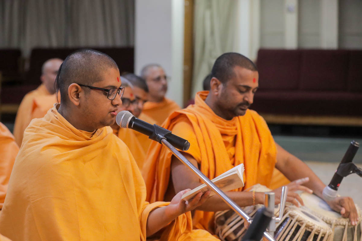 Sadhus sing kirtans in Swamishri's morning puja