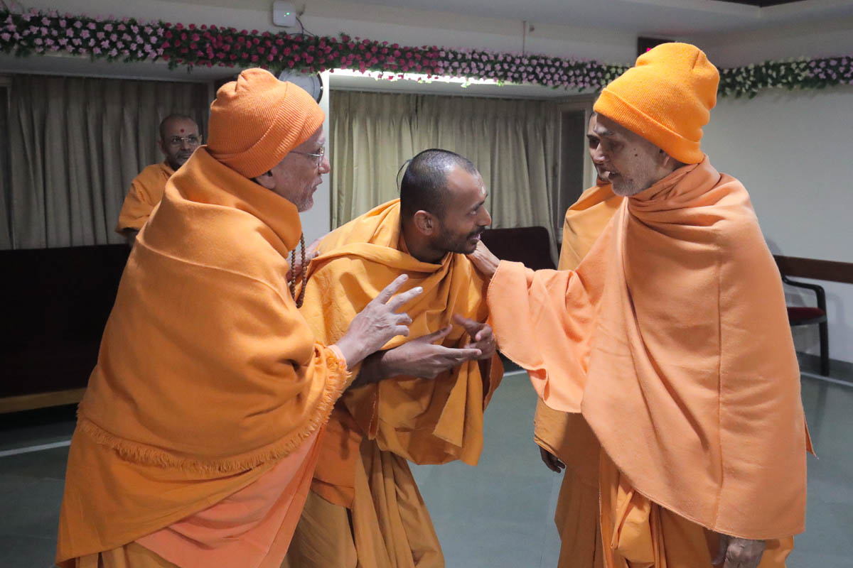 Param Pujya Mahant Swami Maharaj blesses sadhus