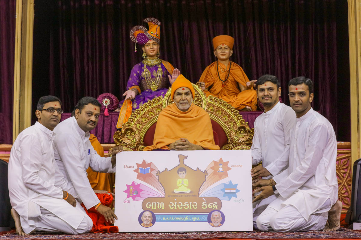 Children's activities karyakars with Swamishri