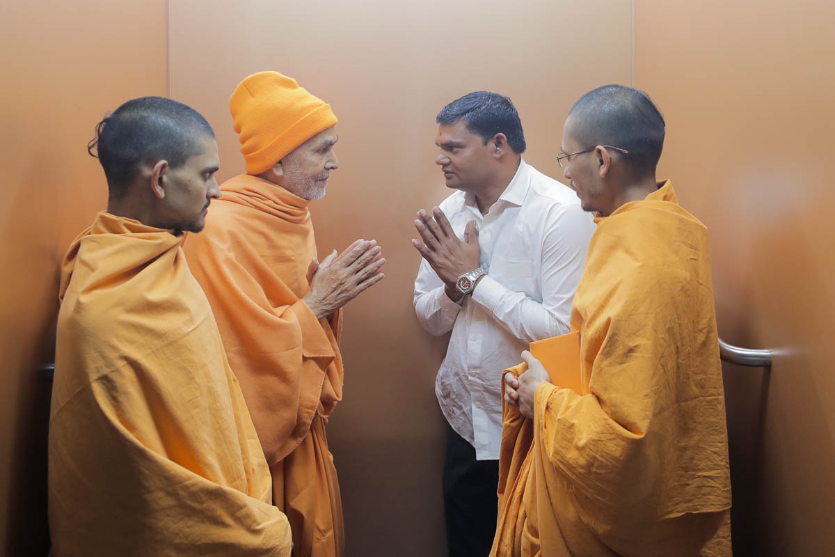 Swamishri blesses a devotee