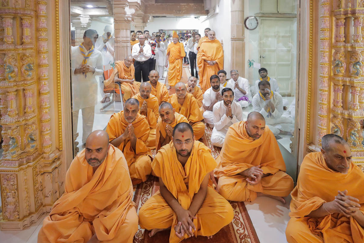 Sadhus and devotees doing darshan in the abhishek mandap