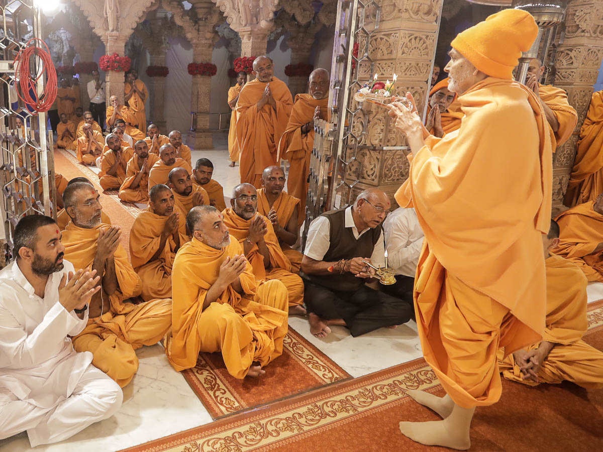 Sadhus and devotees doing darshan of the arti