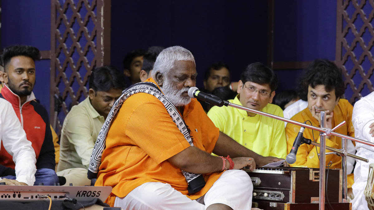 Shri Nareshbhai Khambhati sings kirtans in Swamishri's daily puja