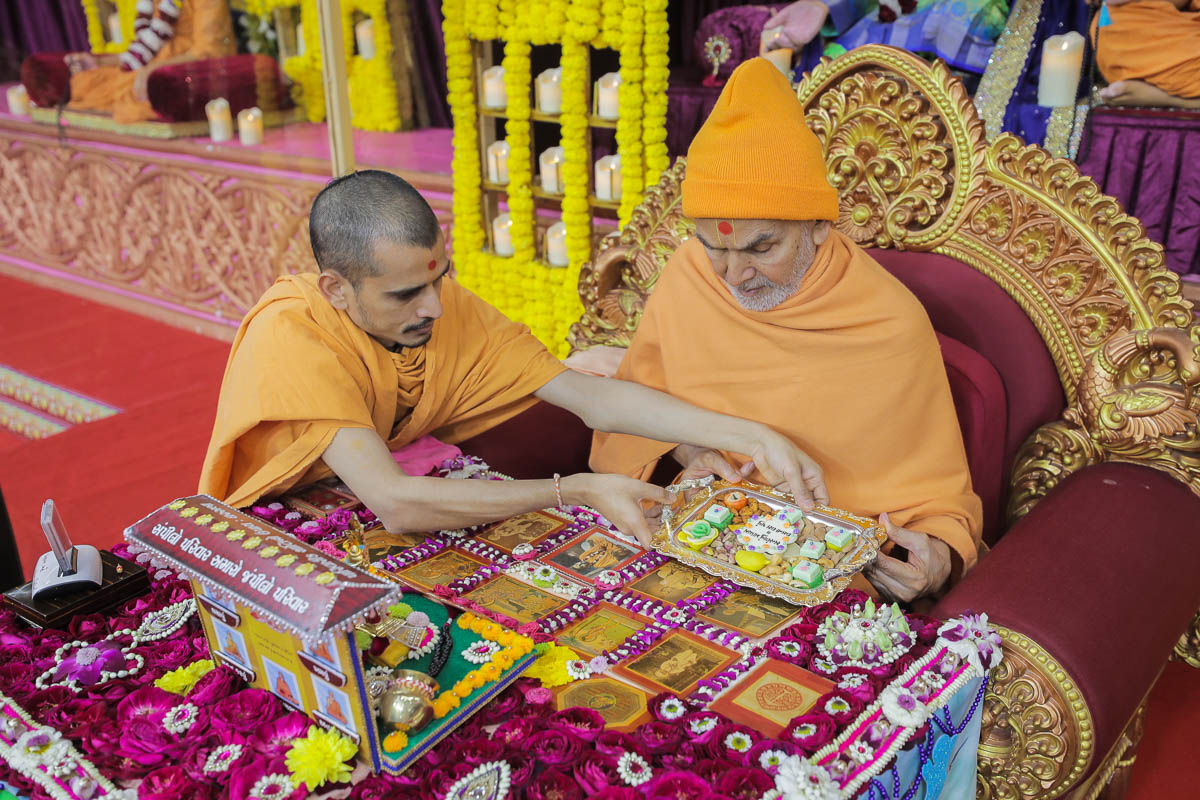 Swamishri offers thal to Shri Guru Parampara