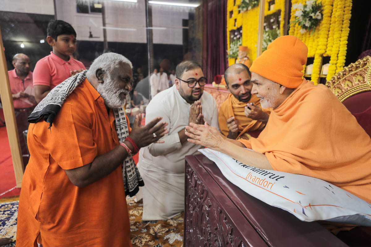 Swamishri blesses Shri Nareshbhai Khambhati
