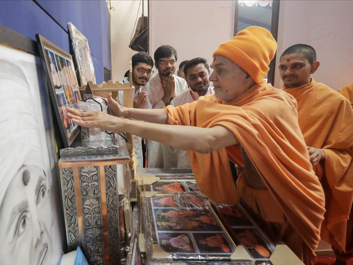 Swamishri sanctifies murtis for ghar mandirs