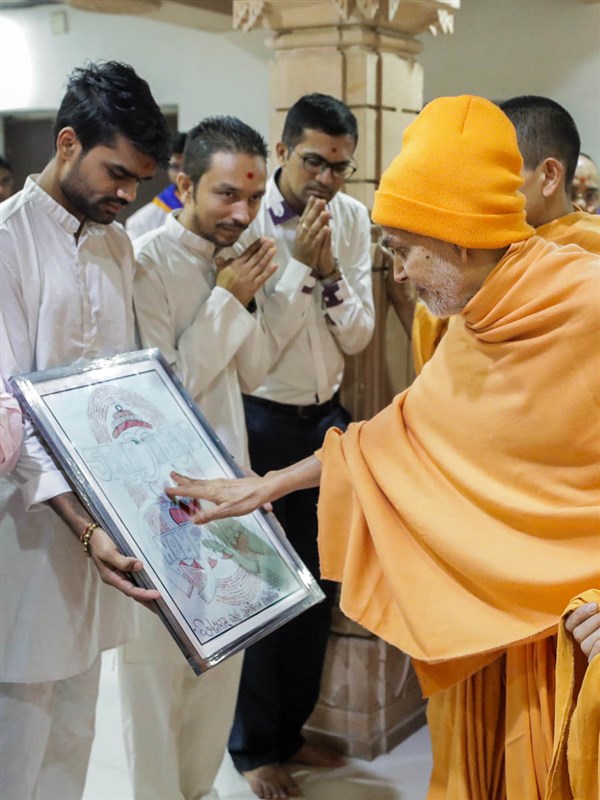 Swamishri sanctifies a drawing