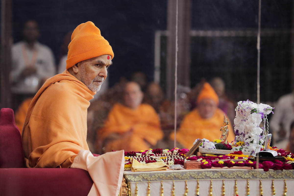Swamishri listens to children's recitations