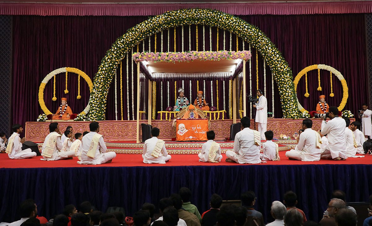 Children and youths sing scriptural verses in Swamishri's puja