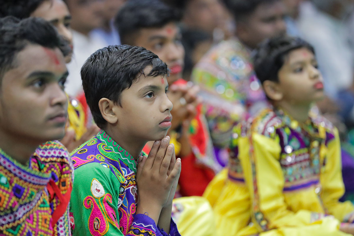 Children doing darshan of the arti