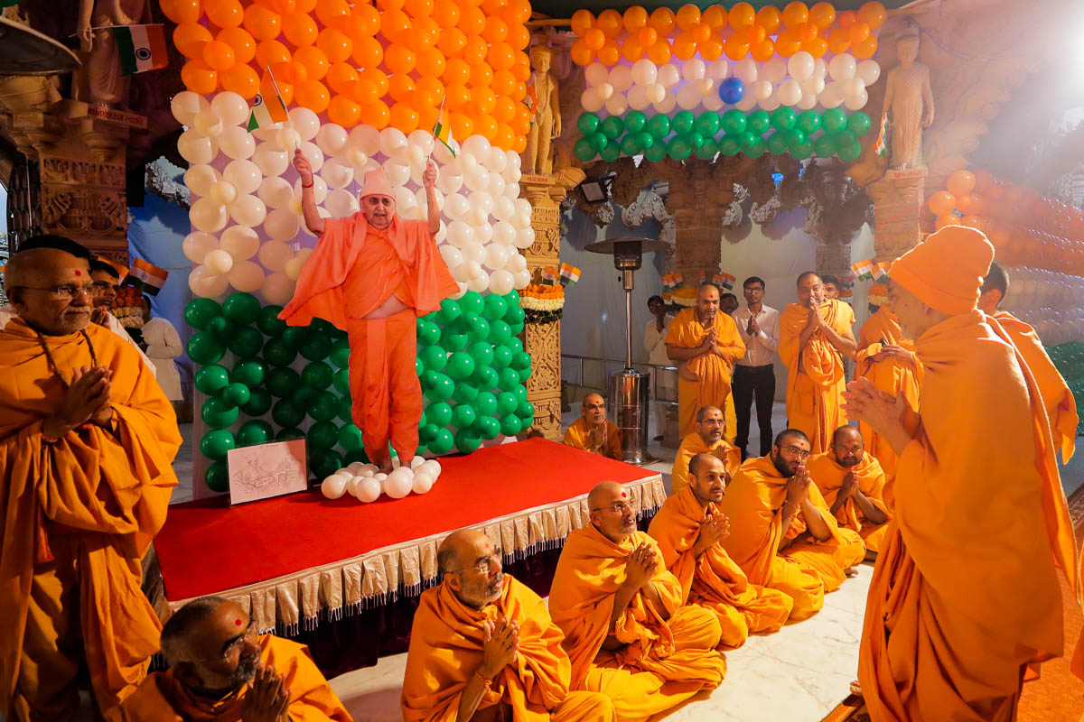Swamishri engrossed in darshan of Brahmaswarup Pramukh Swami Maharaj on India's Republic Day