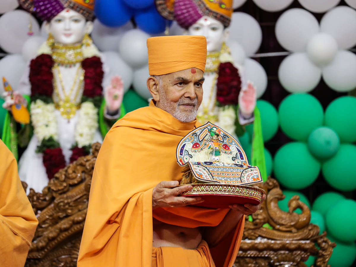 Swamishri with Shri Harikrishna Maharaj