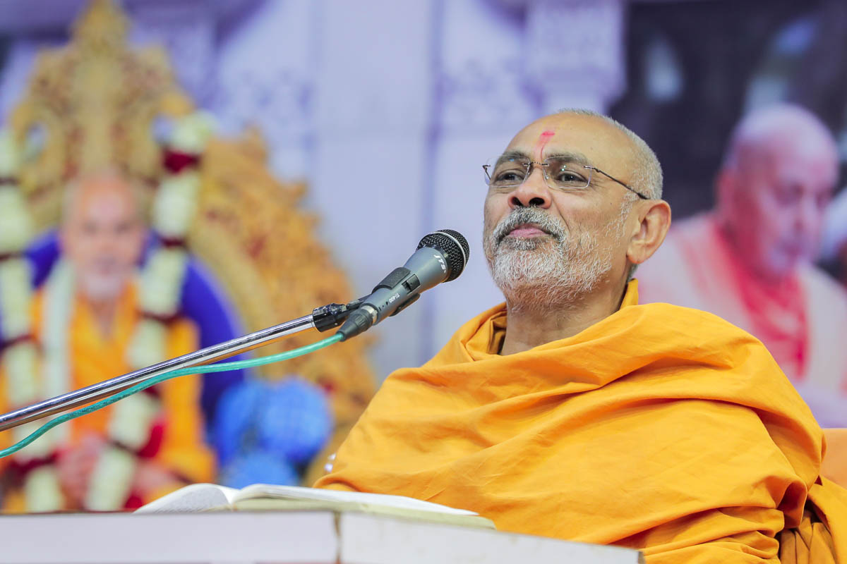 Shrutiprakash Swami addresses the welcome assembly