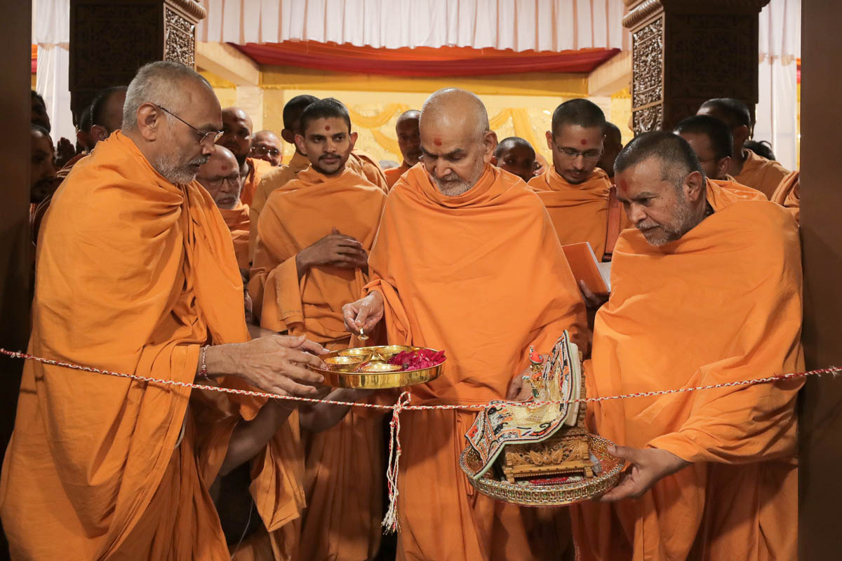 Swamishri inaugurates the new sant ashram