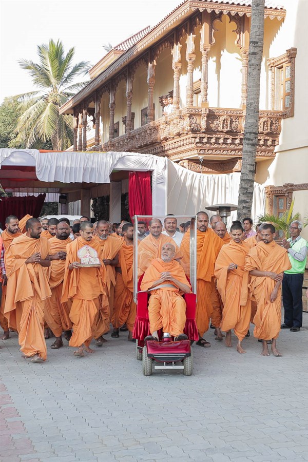 Swamishri on his way to visit the newly constructed mandir, BAPS Shri Swaminarayan Mandir, Navsari