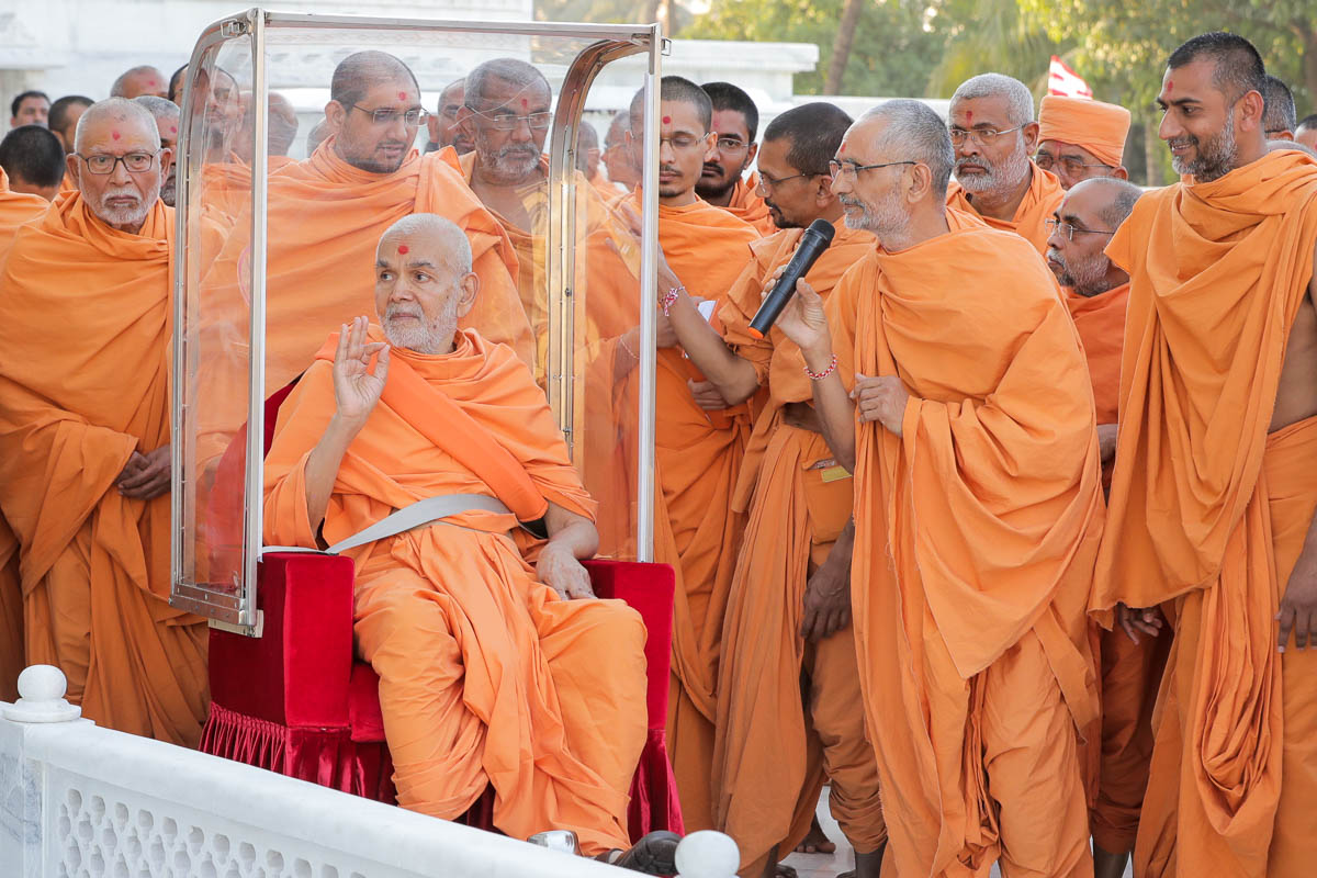 Swamishri observes mandir carvings
