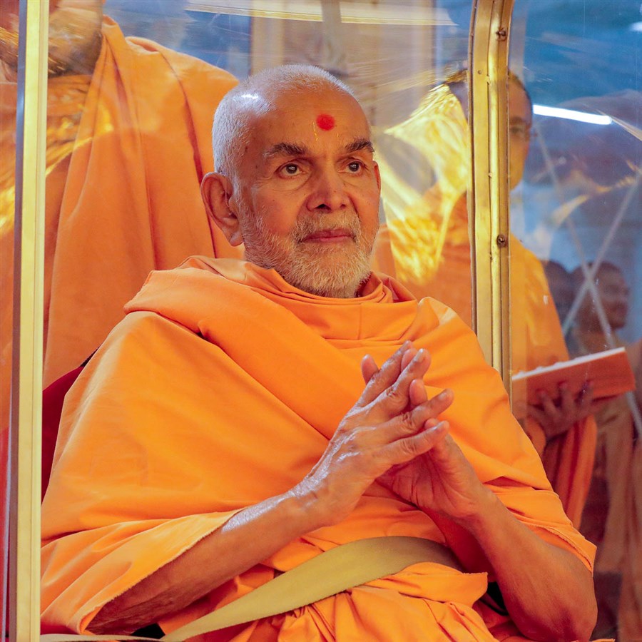 Swamishri visits the abhishek mandap