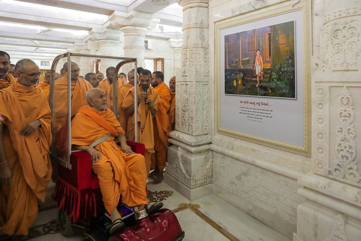 Swamishri observes paintings