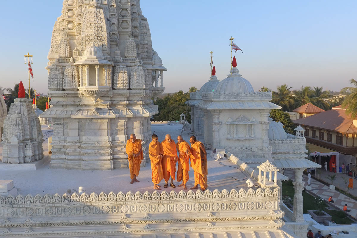 Swamishri visits the mandir site