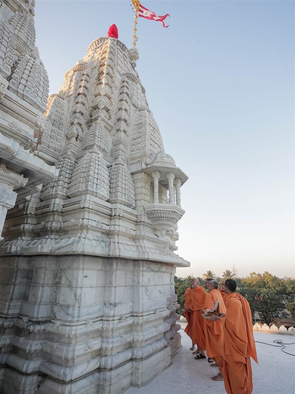 Swamishri observes shikhar carvings