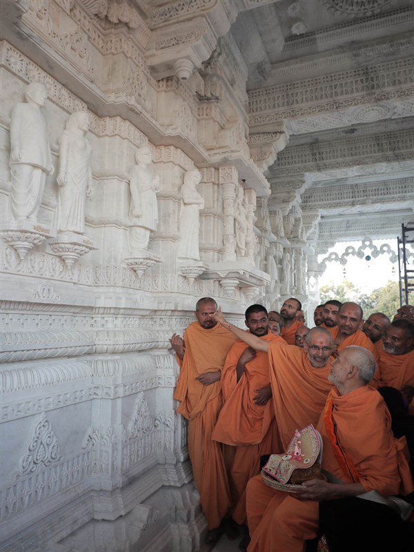 Swamishri observes murtis in the mandir pradakshina