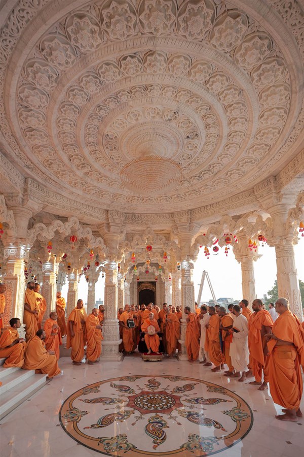 Swamishri observes dome carvings