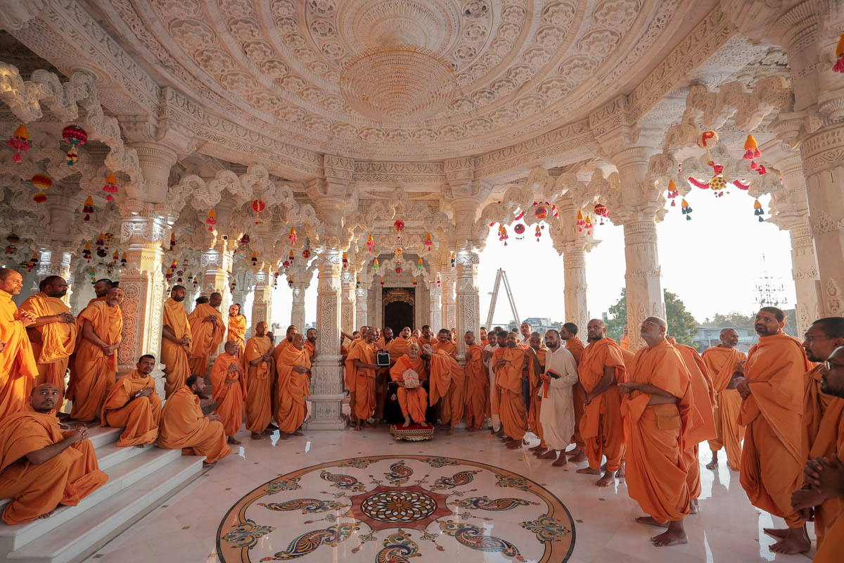 Swamishri observes dome carvings