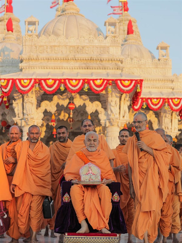 Swamishri on the mandir podium with Shri Harikrishna Maharaj