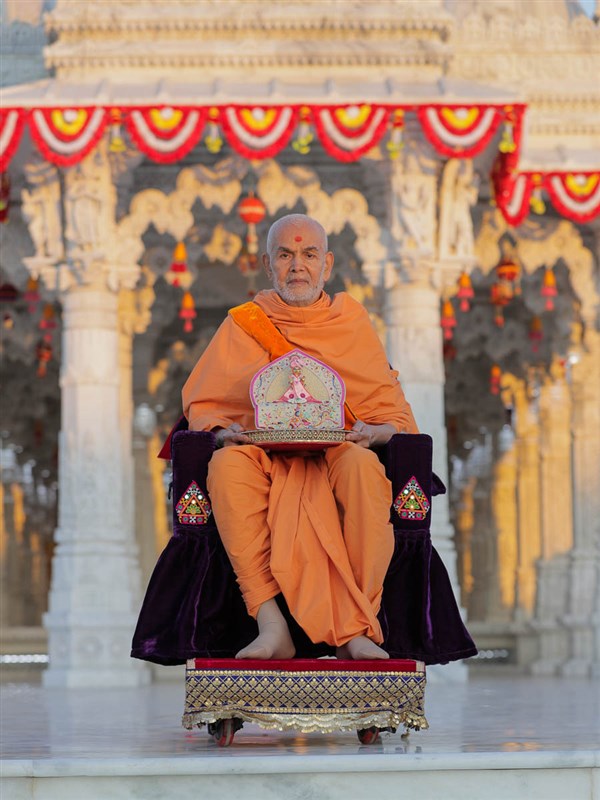 Swamishri on the mandir podium with Shri Harikrishna Maharaj