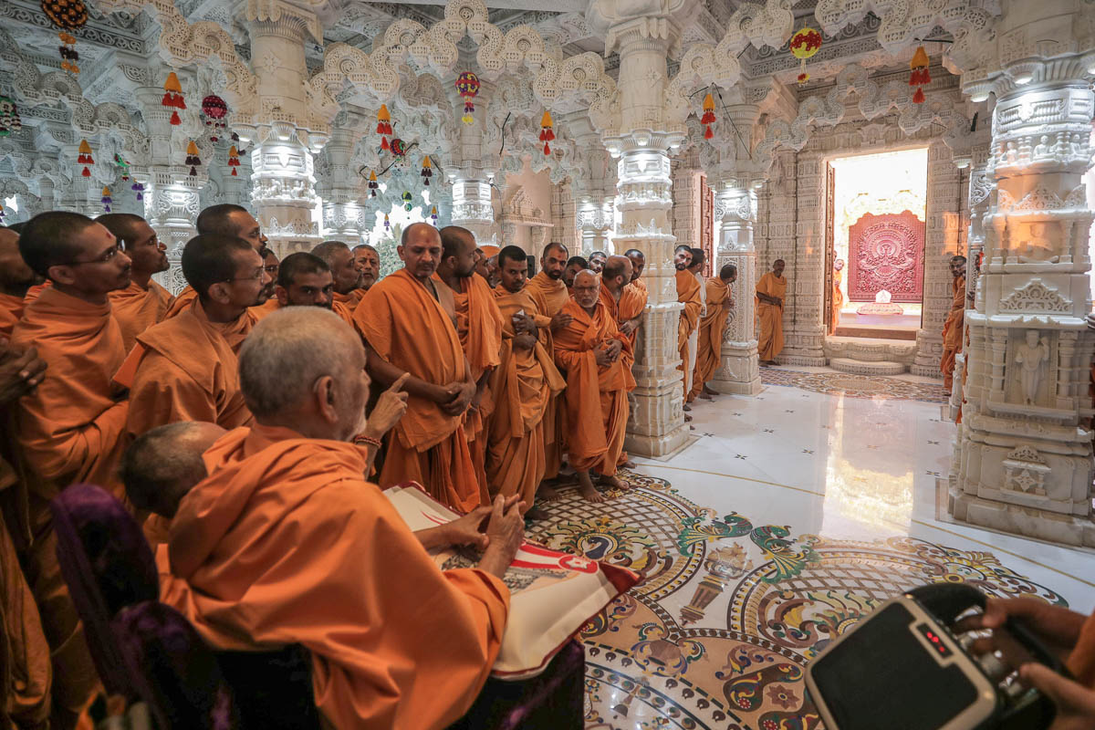 Swamishri observes Thakorji's sinhasan