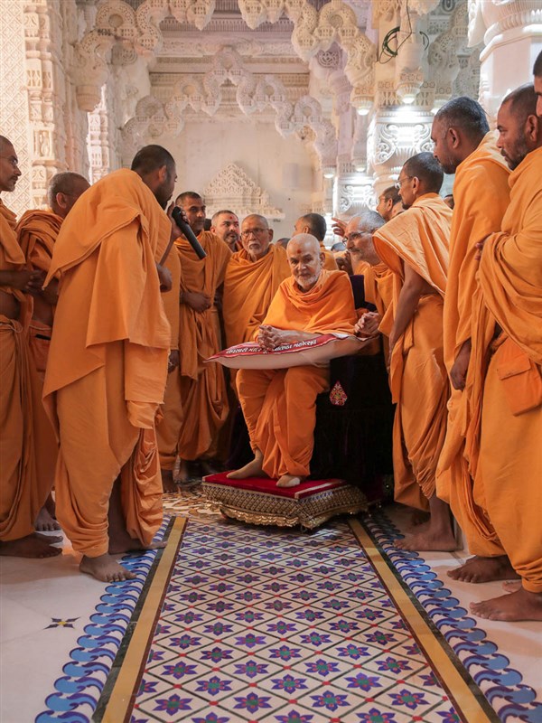 Swamishri observes the mandir floor