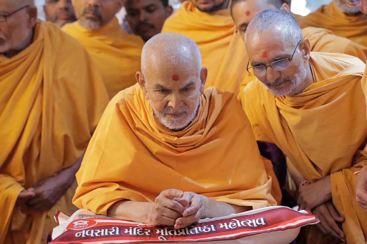 Swamishri observes the mandir floor
