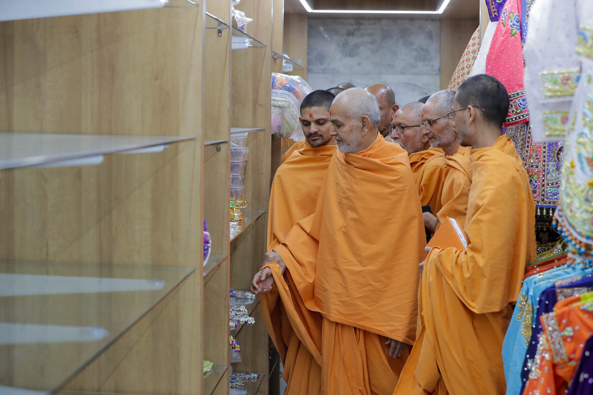 Swamishri observes ornaments for Thakorji
