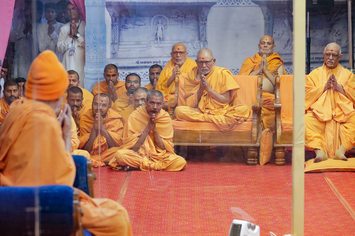 Senior sadhus doing darshan of Swamishri