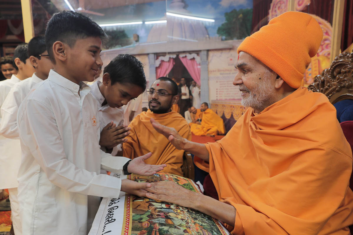 Swamishri blesses children
