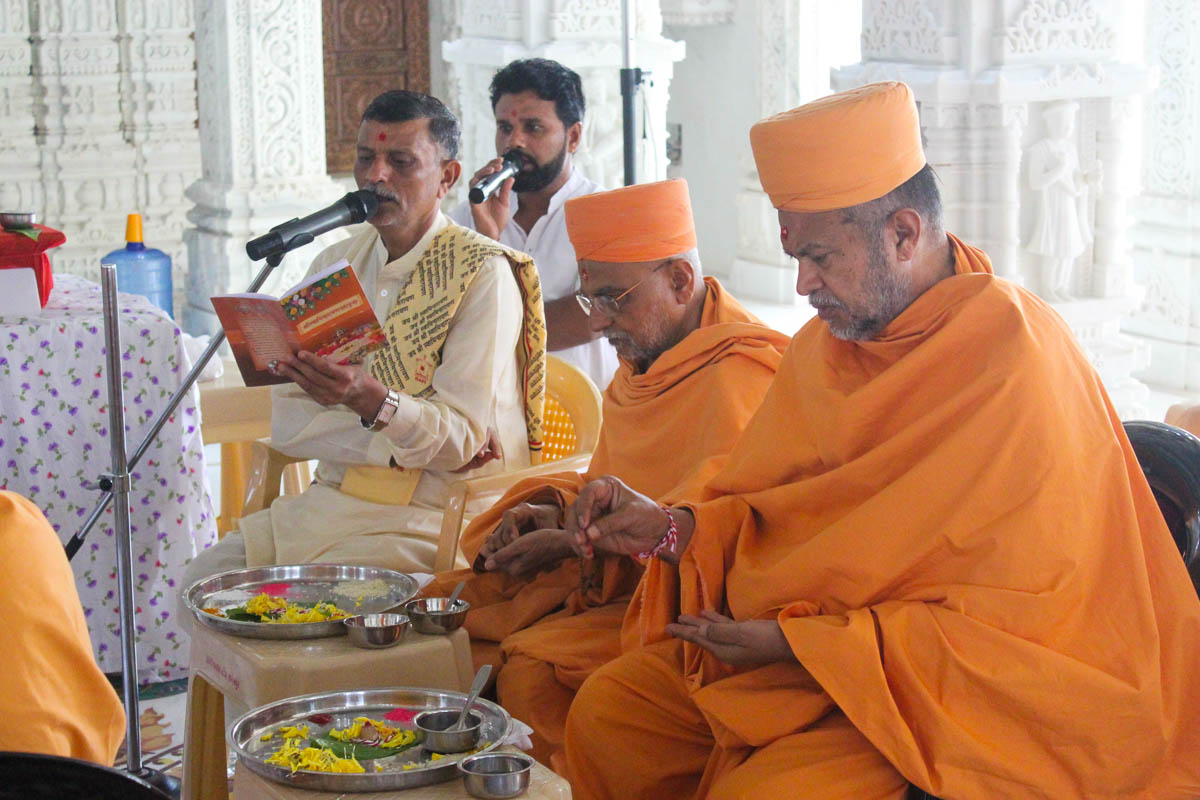 Sadhus perform vastu mahapuja