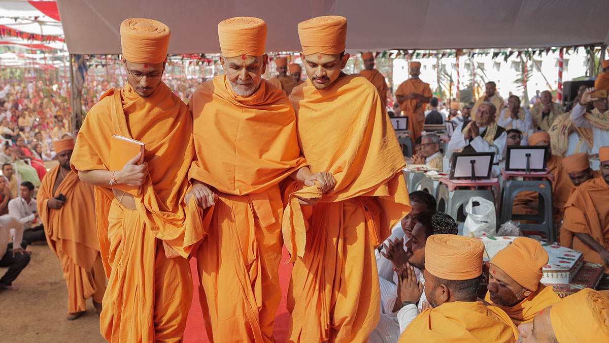 Swamishri arrives for Vishwa Shanti Mahayaag