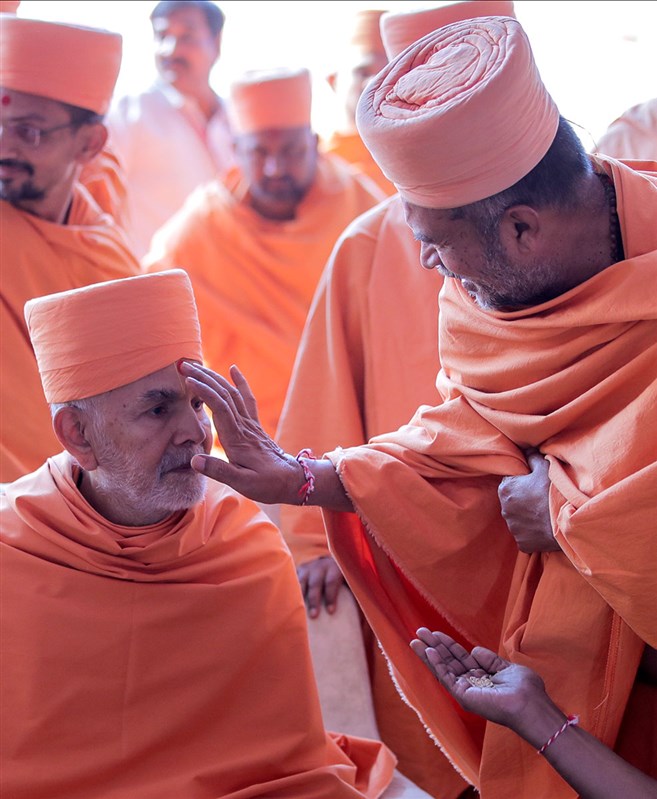 Narendraprasad Swami performs pujan of Swamishri