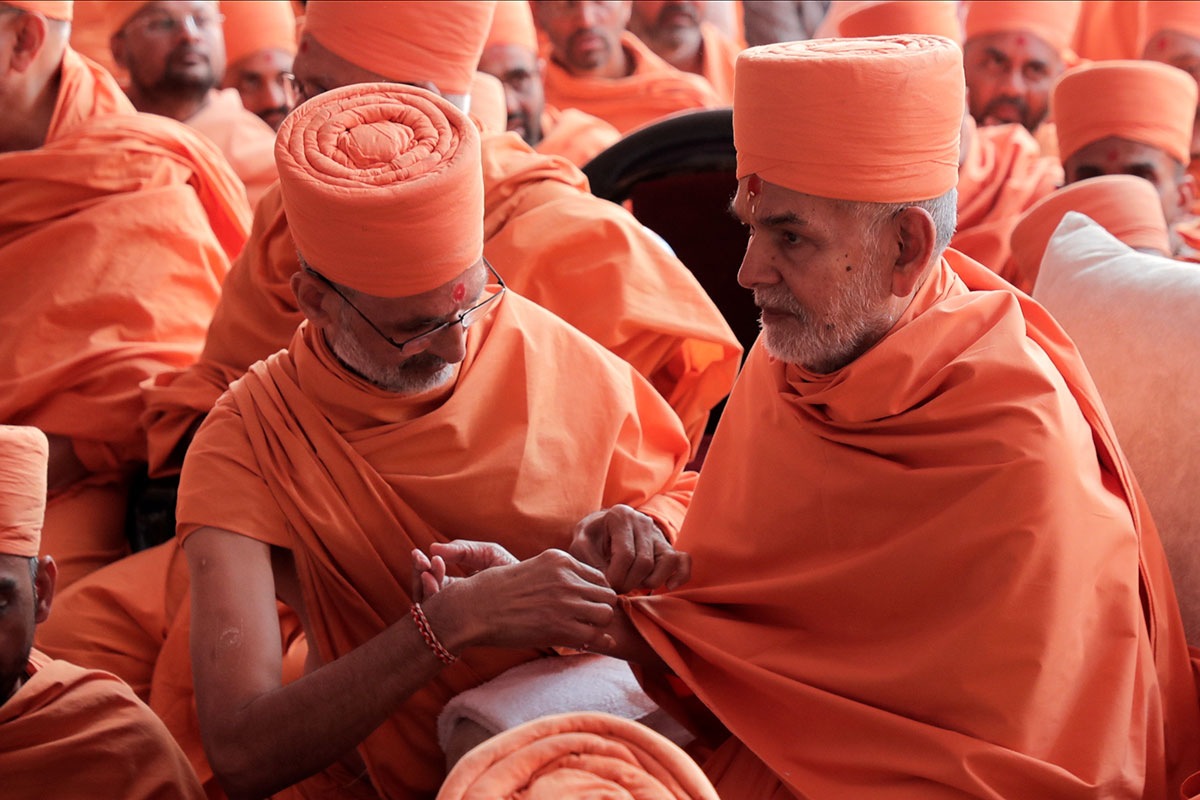 Shrijiprakash Swami ties nadachhadi to Swamishri
