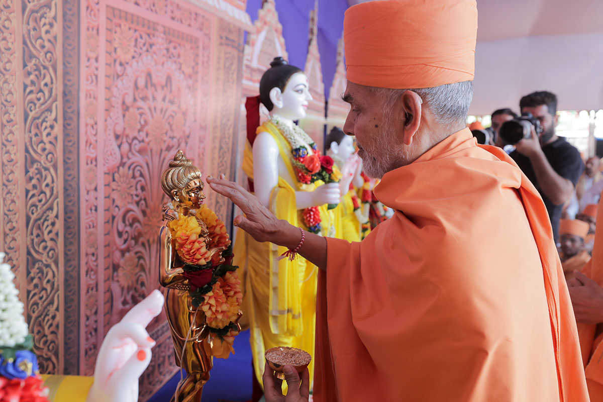 Swamishri performs pujan of murtis