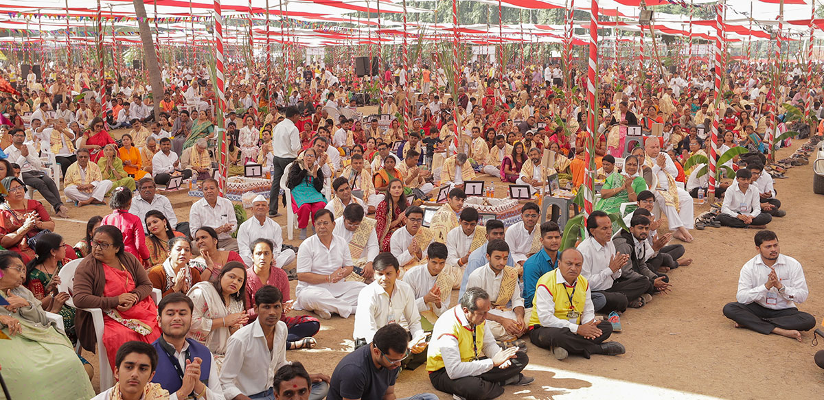 Devotees during the arti