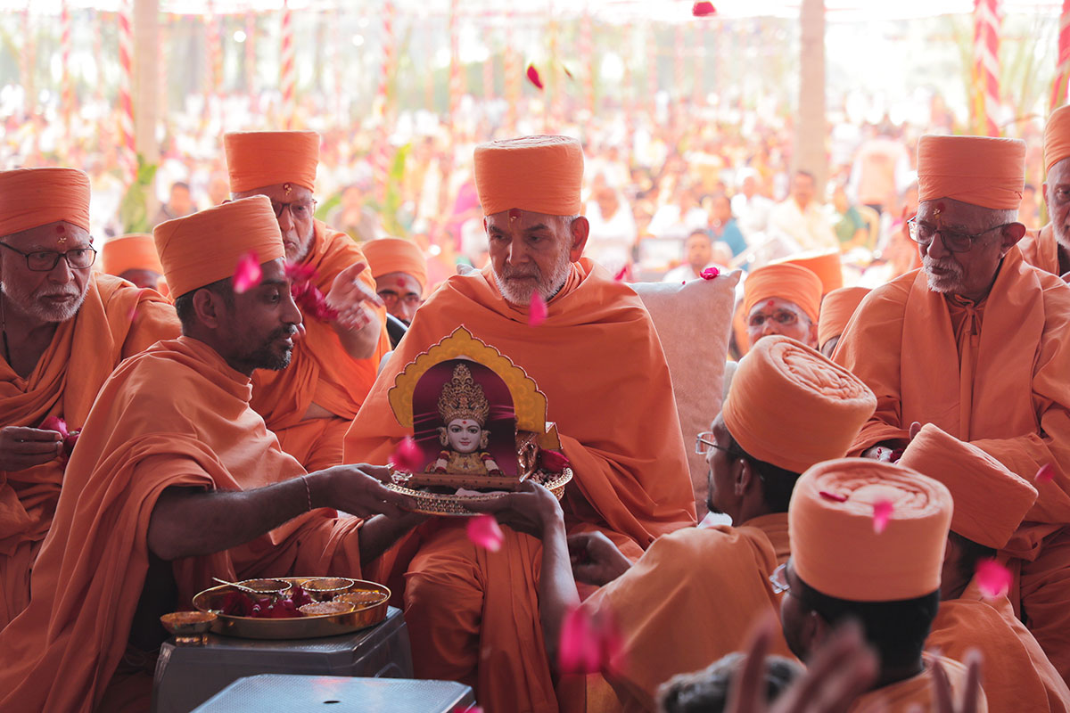 Swamishri offers mantra-pushpanjali