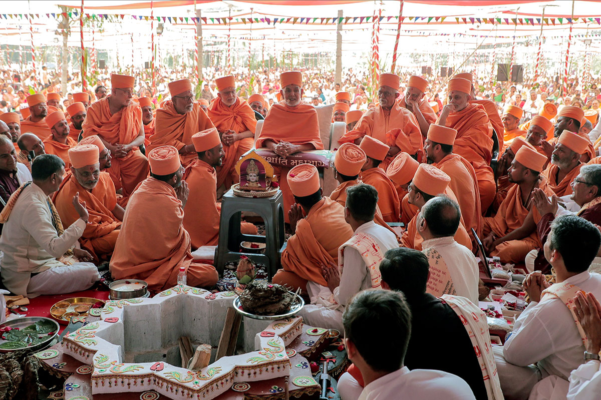 Swamishri gives blessings during the yagna