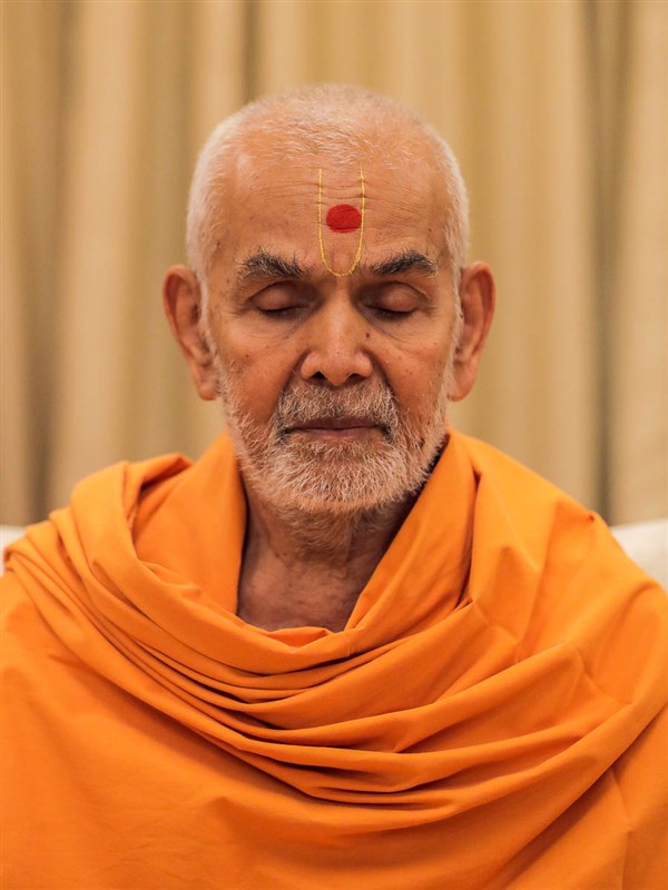 Swamishri listens to the recital of the Sahajanand Namavali