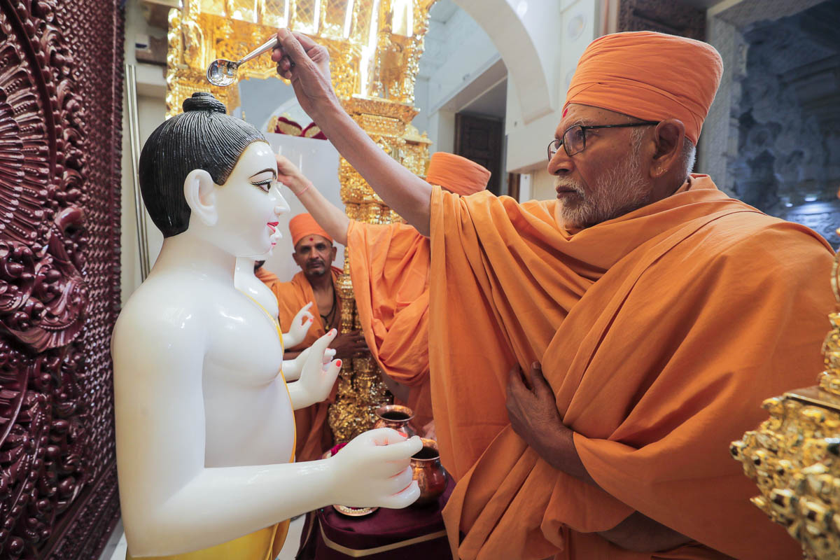 Pujya Bhaktipriya Swami (Kothari Swami) performs 'Snapan' (snan) vidhi of murtis