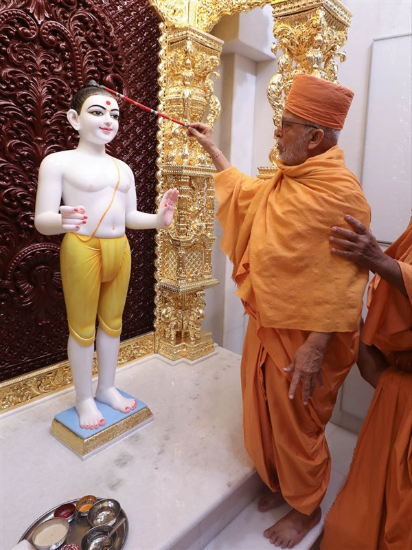 Pujya Ghanshyamcharan Swami performs 'Snapan' (snan) vidhi of murti