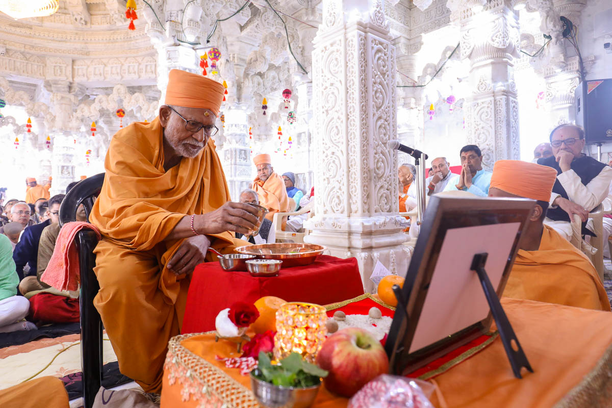 Pujya Kothari Swami performs the murti-pratishtha mahapuja rituals