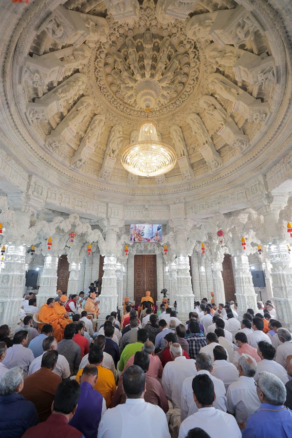 Devotees during the pratishtha mahapuja